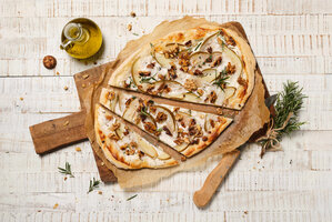 Flammkuchen mit Feta und Birne © Lars Welding