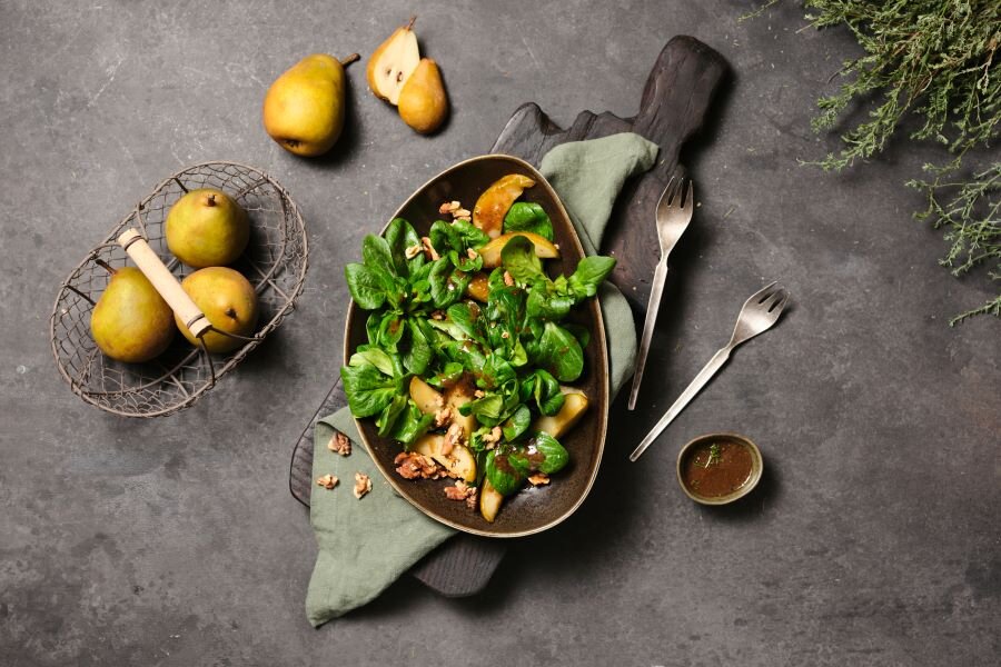 Feldsalat mit karamellisierten Birnen und Walnüssen © Lars Welding