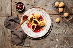 Kartoffelknödel mit Zewtschgenragout © Lars Welding